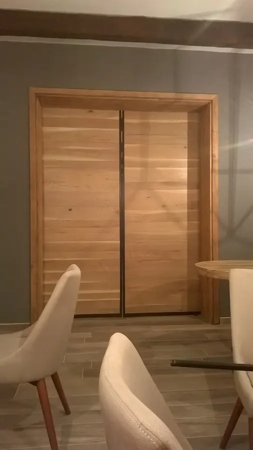 Restaurant: uși glisante lemn pe șină, pereți gri — mobilier la comandă Fine Cut Furniture, Timișoara
