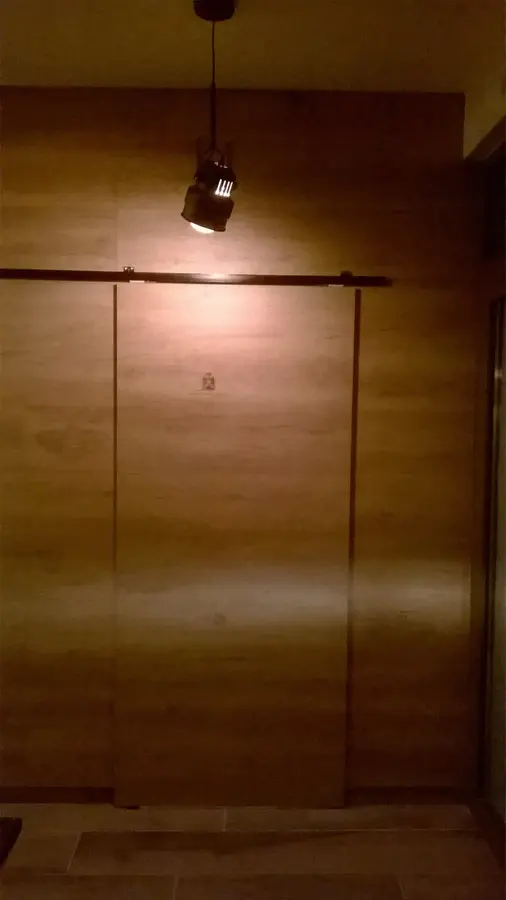 Restaurant: uși glisante lemn pe șină, pereți gri — mobilier la comandă Fine Cut Furniture, Timișoara