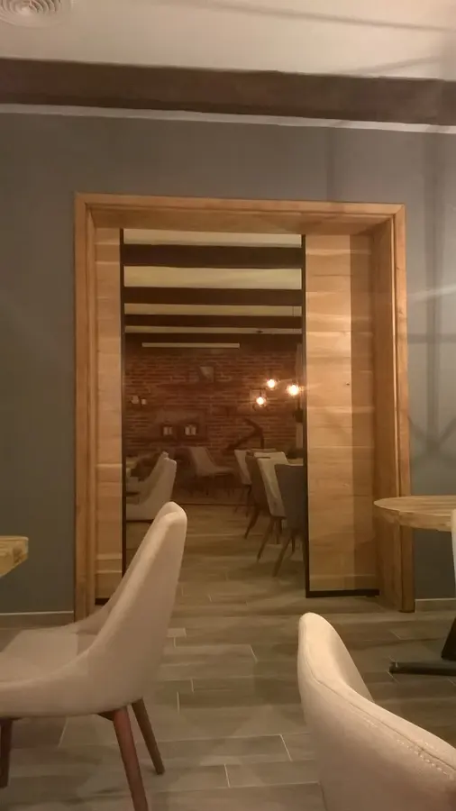 Restaurant: uși glisante lemn pe șină, pereți gri — mobilier la comandă Fine Cut Furniture, Timișoara