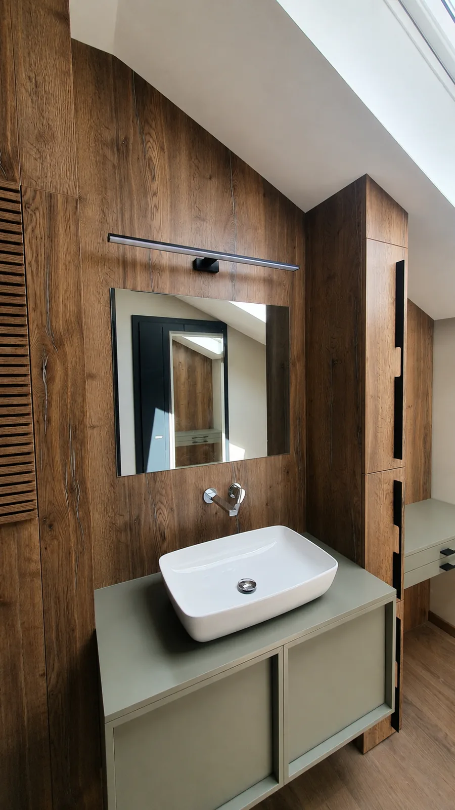 Baie mansardă, perete lemn rustic, mobilier verde — mobilier de baie la comandă Fine Cut Furniture, Timișoara