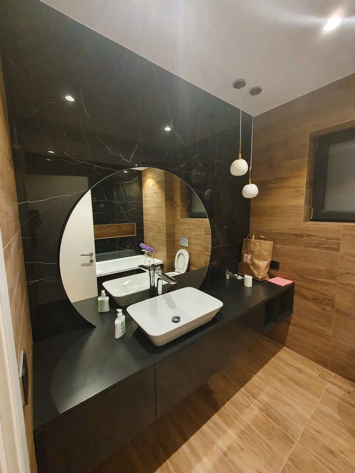 Baie cu marmură închisă, oglindă rotundă și lavoar pe blat — mobilier de baie la comandă Fine Cut Furniture, Orăștie