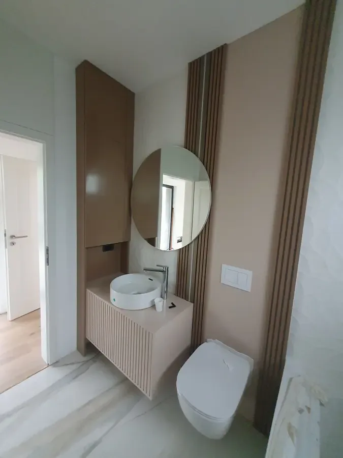 Baie cu lavoar riflat, oglindă rotundă și perete din lamele — mobilier de baie la comandă Fine Cut Furniture
