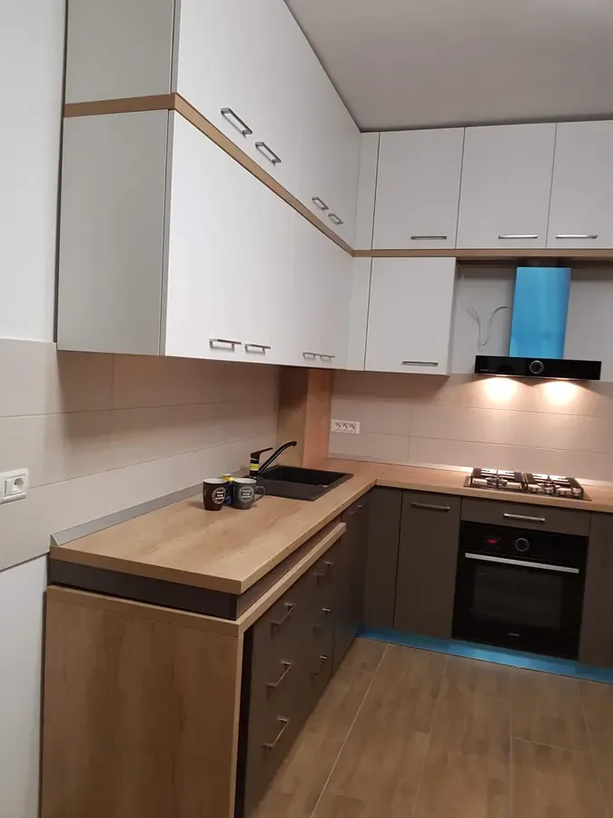 Bucătărie în colț cu fronturi albe și blat din lemn masiv — bucătărie la comandă Fine Cut Furniture, Timișoara