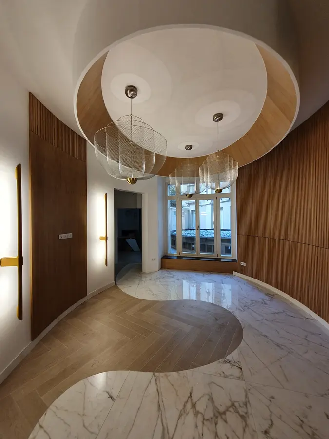 Salon: recepție curbă albă, lemn, perete verde — mobilier comercial la comandă Fine Cut Furniture, Neuilly-sur-Seine, Franța