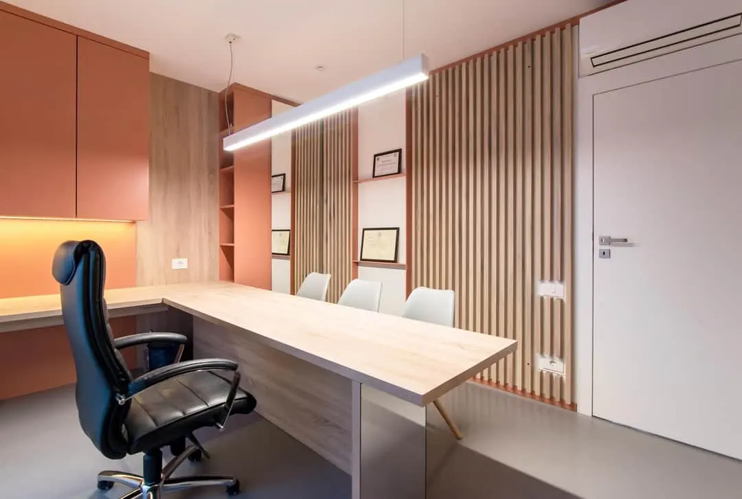 Birou individual, riflaj lemn, corp portocaliu — mobilier comercial la comandă Fine Cut Furniture
