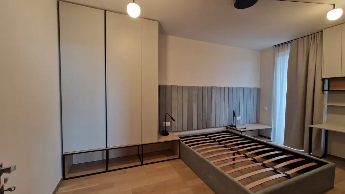Tăblii tapițate gri, corpuri bej, metal negru, stejar — mobilier de dormitor la comandă Fine Cut Furniture