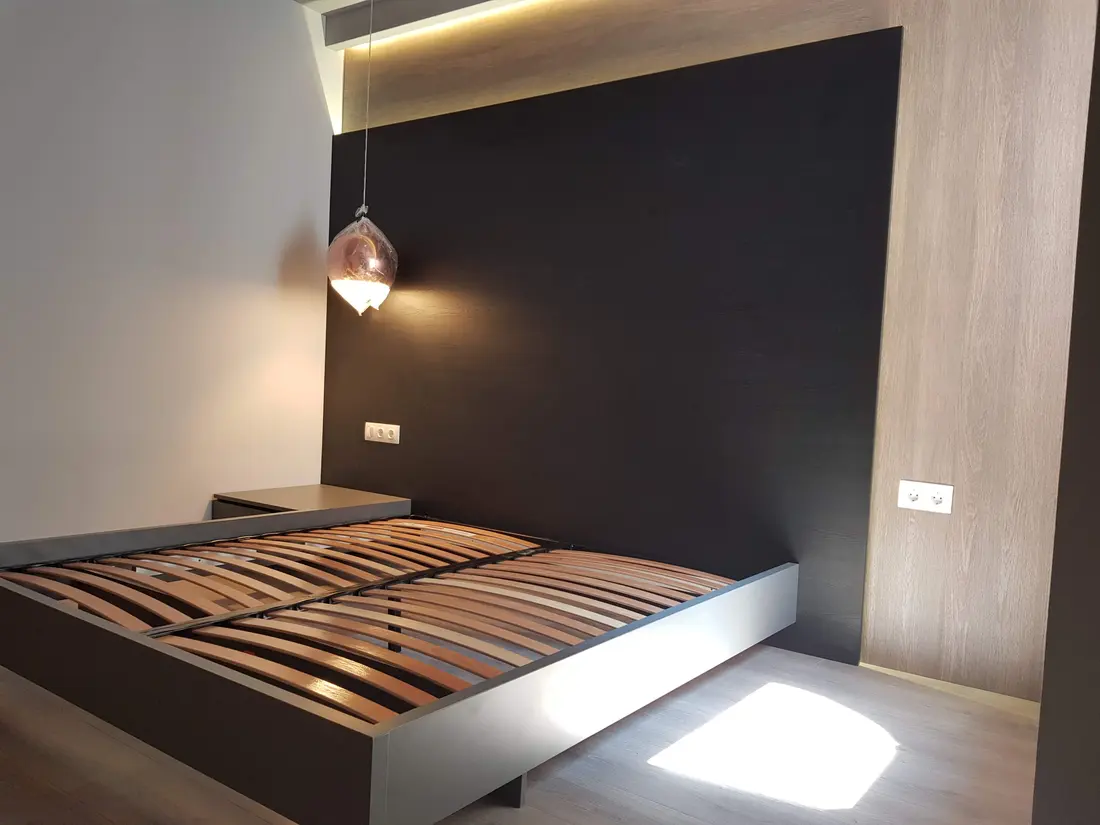 Dormitor cu perete negru, lambriu lemn, pendul cupru — mobilier de dormitor la comandă Fine Cut Furniture, Timișoara