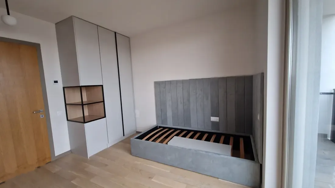 Tăblii tapițate gri, corpuri bej, metal negru, stejar — mobilier de dormitor la comandă Fine Cut Furniture