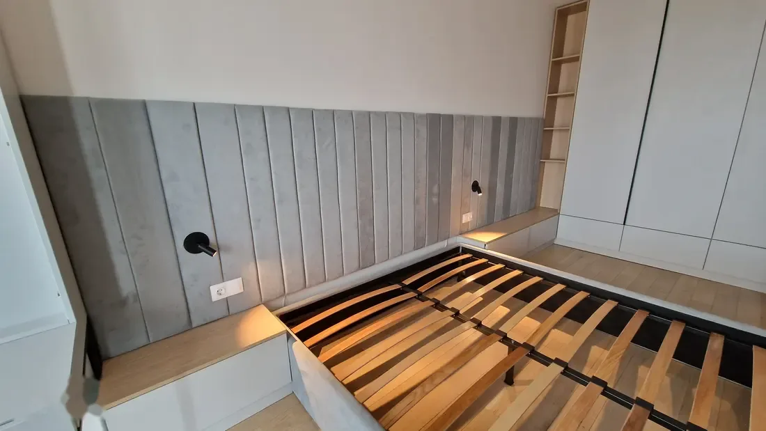 Tăblii tapițate gri, corpuri bej, metal negru, stejar — mobilier de dormitor la comandă Fine Cut Furniture