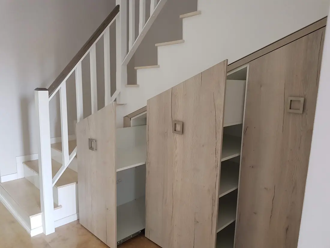 Dulapuri extractibile sub scară, decor stejar deschis — mobilier la comandă Fine Cut Furniture, Dumbrăvița
