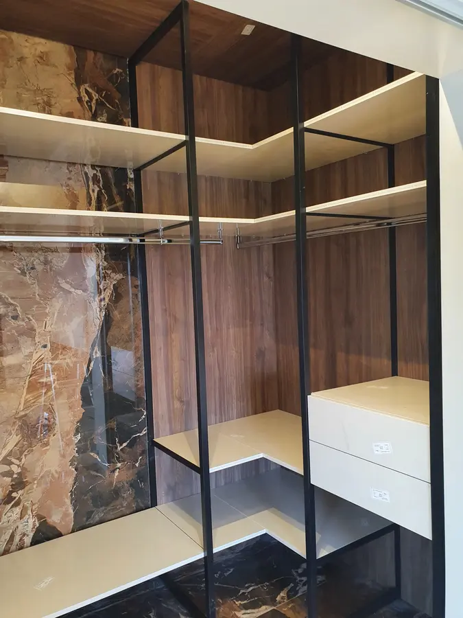 Dressing lux: nuc, marmură, structuri metalice negre — dressing la comandă Fine Cut Furniture, Arad