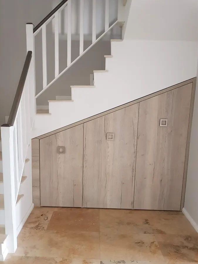 Dulapuri extractibile sub scară, decor stejar deschis — mobilier la comandă Fine Cut Furniture, Dumbrăvița