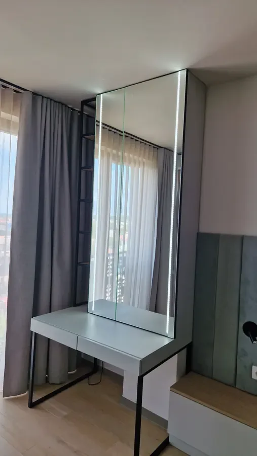 Tăblii tapițate gri, corpuri bej, metal negru, stejar — dressing la comandă Fine Cut Furniture