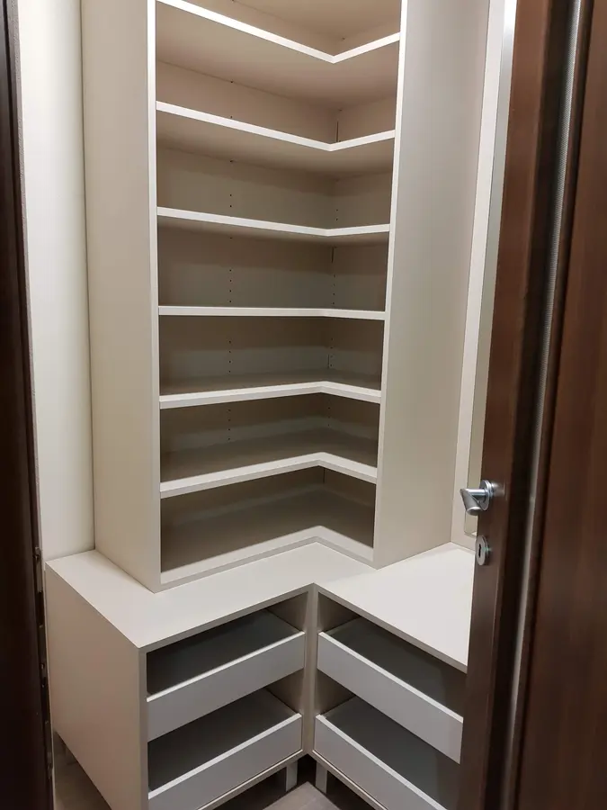 Dressing de colț cu rafturi albe și sertare — dressing la comandă Fine Cut Furniture, Dumbrăvița