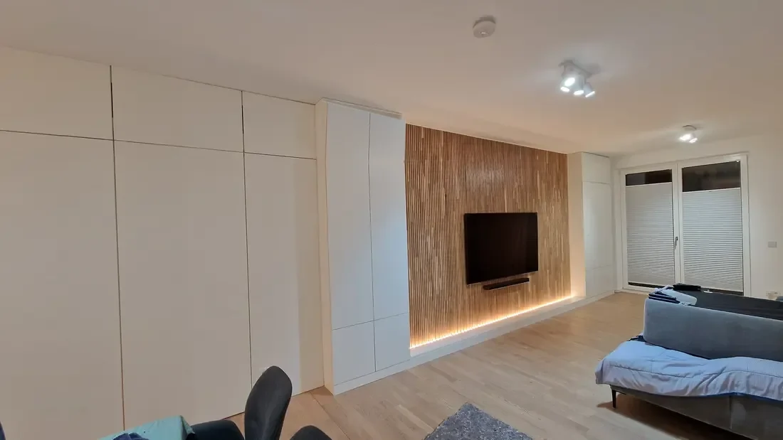 Living cu bibliotecă albă și panou TV lemn iluminat — mobilier de living la comandă Fine Cut Furniture