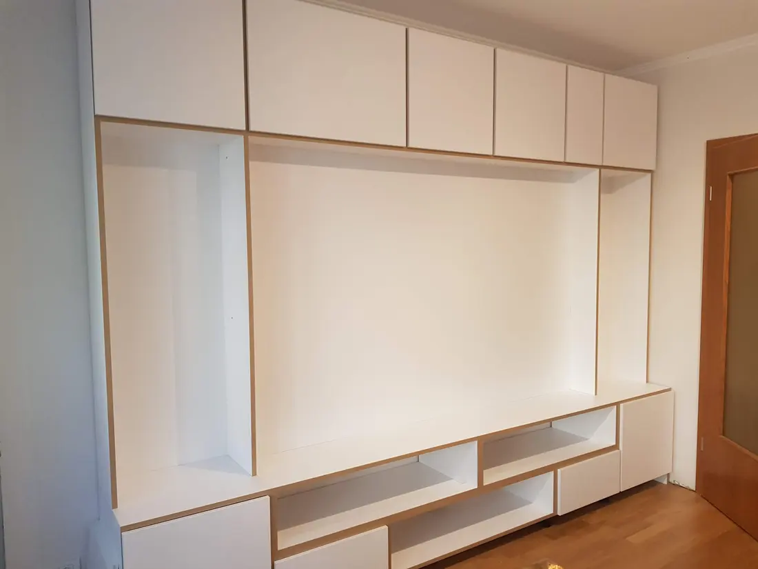 Bibliotecă TV albă cu cant stejar, ușă lemn — mobilier de living la comandă Fine Cut Furniture, Timișoara