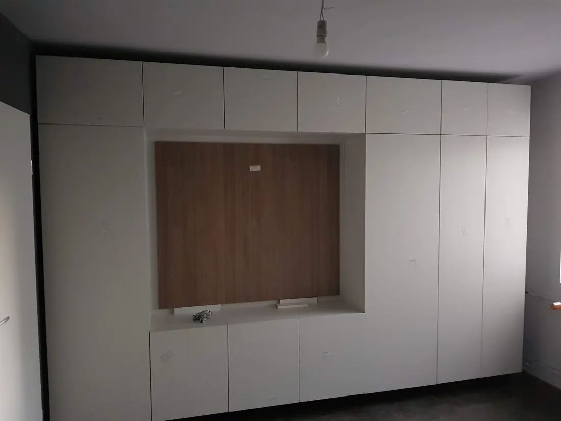 Perete alb integral cu nișă TV furnir stejar — mobilier de living la comandă Fine Cut Furniture, Timișoara