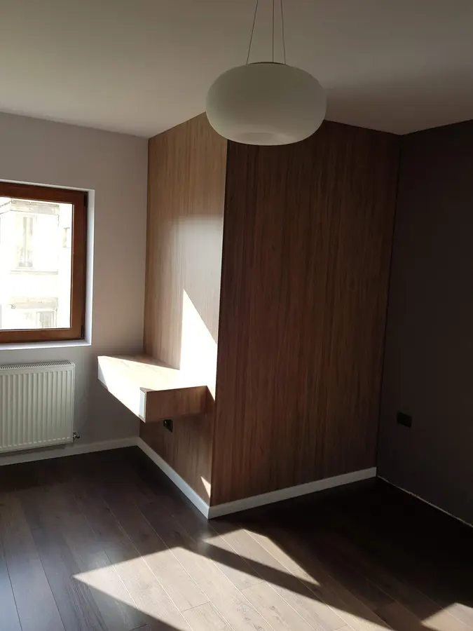 Placare perete nuc cu bancă, parchet închis — mobilier de living la comandă Fine Cut Furniture, Timișoara