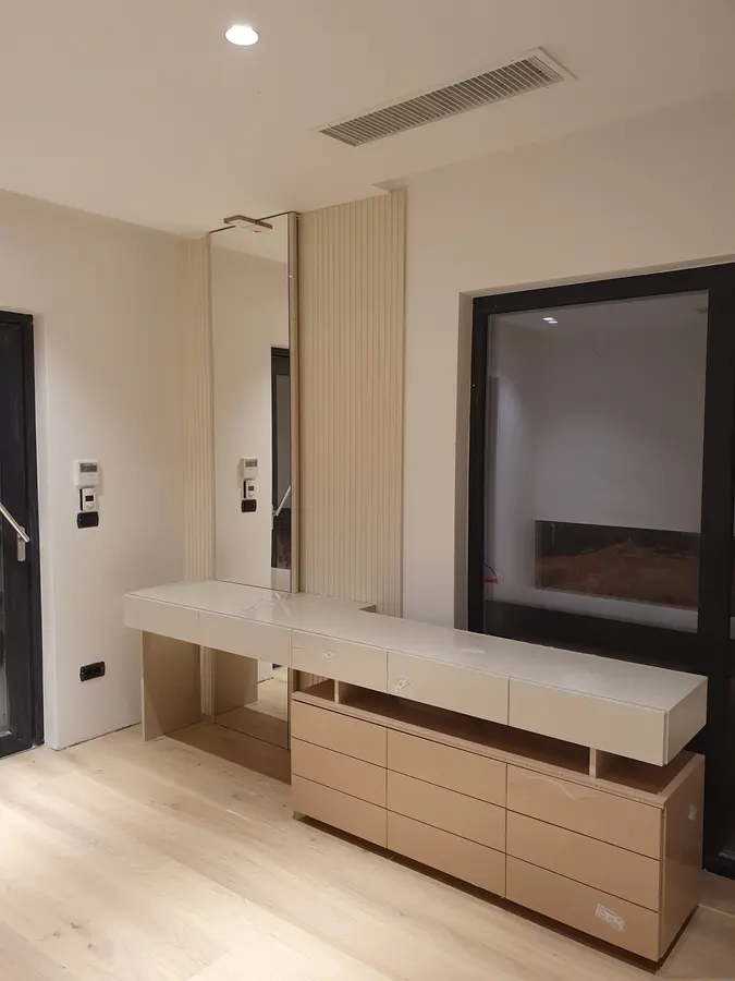 Hol cu comodă bej, oglinzi bronz, parchet deschis — mobilier de living la comandă Fine Cut Furniture