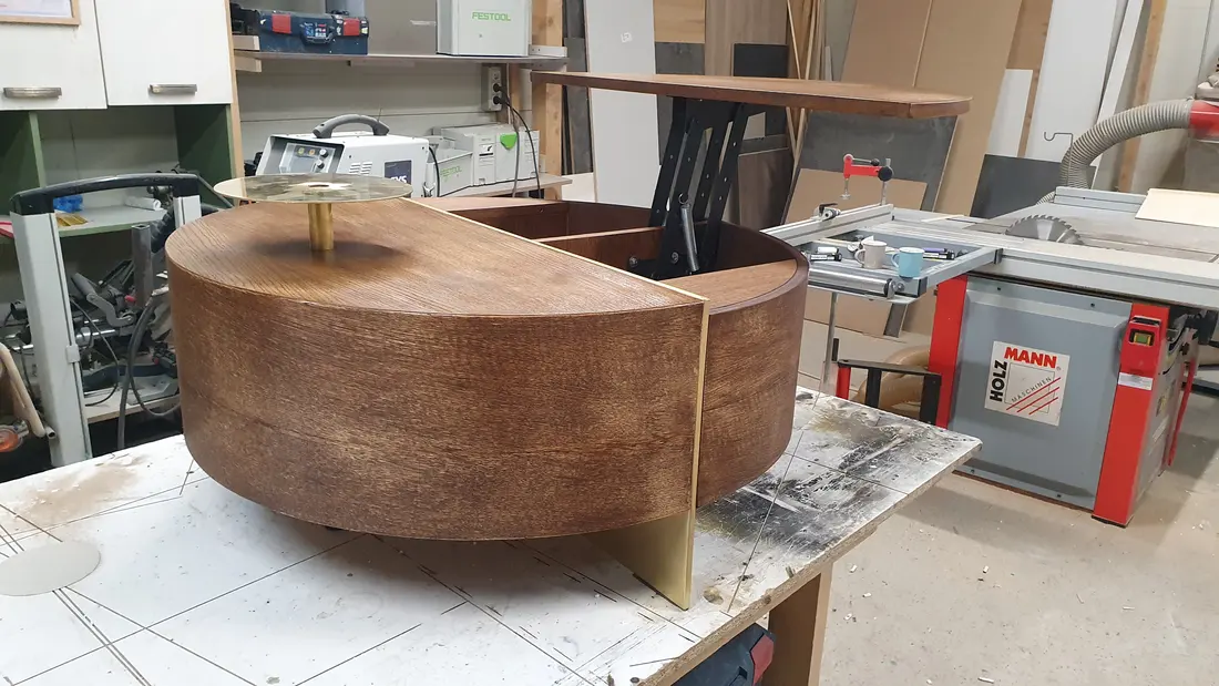 Corp oval nuc cu bandă alamă — producție în atelierul propriu Fine Cut Furniture, Giarmata