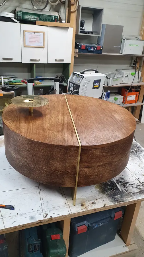 Corp oval nuc cu bandă alamă — producție în atelierul propriu Fine Cut Furniture, Giarmata
