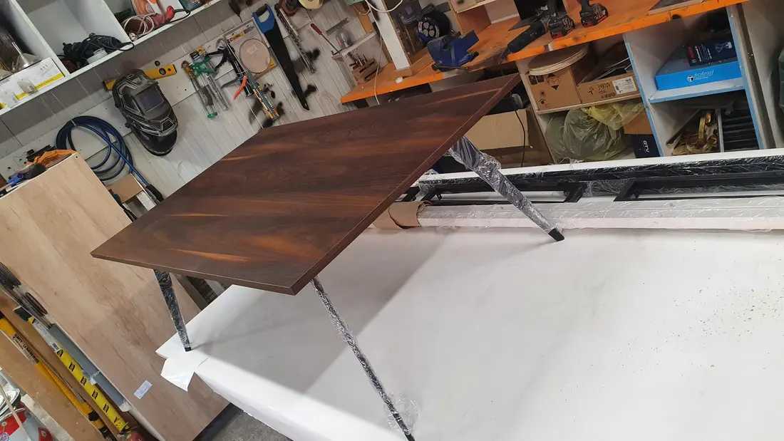 Masă lemn închis cu picioare metalice negre — producție în atelierul propriu Fine Cut Furniture, Giarmata