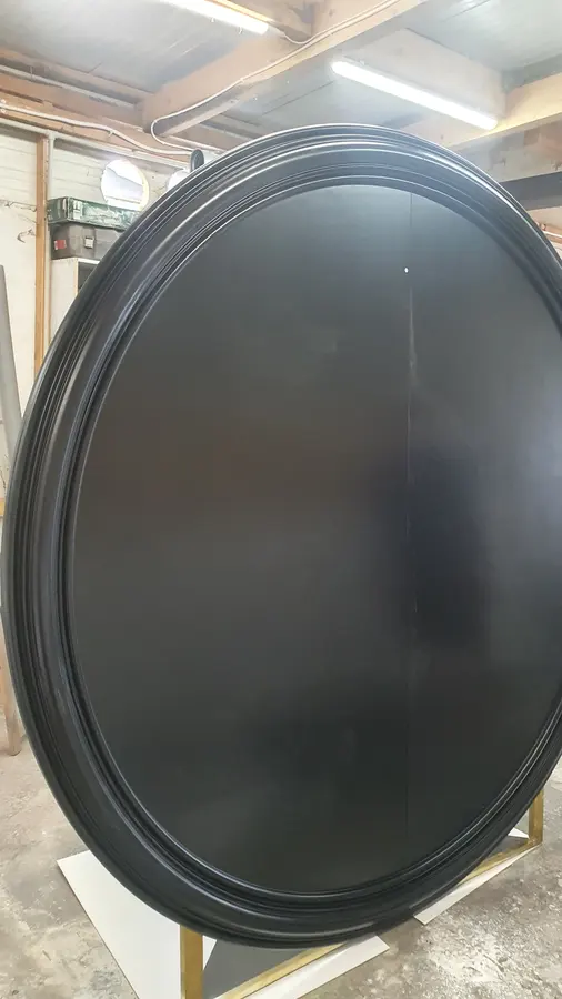 Masă rotundă blat negru, picior conic — producție în atelierul propriu Fine Cut Furniture, Giarmata