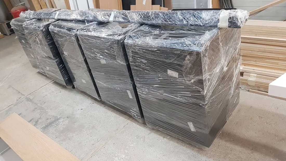 Corpuri finisate ambalate pentru livrare — producție în atelierul propriu Fine Cut Furniture