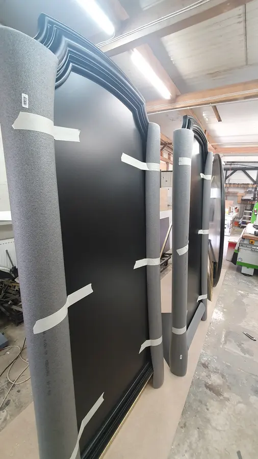 Corp înalt negru curbat, protejat cu folie — producție în atelierul propriu Fine Cut Furniture, Giarmata