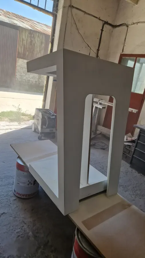 Corpuri de expunere gri vopsit, rafturi magazin — producție în atelierul propriu Fine Cut Furniture